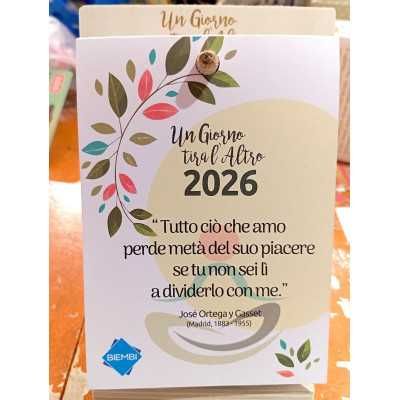 CALENDARIO 2026 UN GIORNO TIRA L&#39;ALTRO con supporto in legno