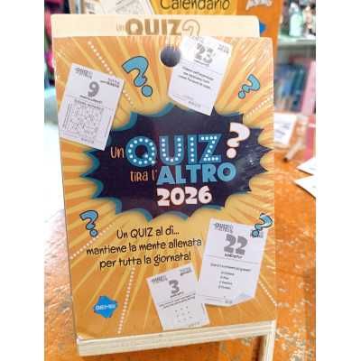 CALENDARIO 2026 UN QUIZ TIRA L&#39;ALTRO con supporto in legno