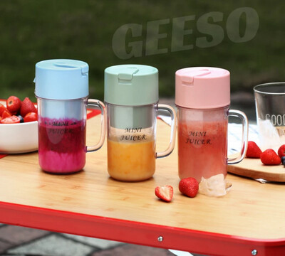 ￼GEESO Juicer Blender Juice Juicer Cup With Straw Portable Juice Blender Wireless Fruit Juicer Rechargeable Fruit Blender USB Jus Blender Portable Juice Mixer Cup Bottle 340ML 水果 榨汁杯 便携果汁杯