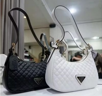 ￼Contemporary Women&#39;s fashion Sling Bag