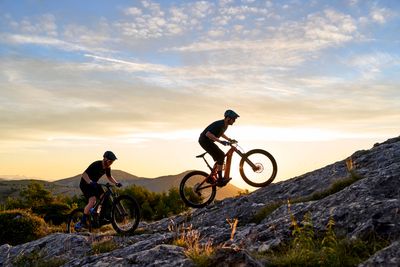 Vélo électriques montagne - double suspension
