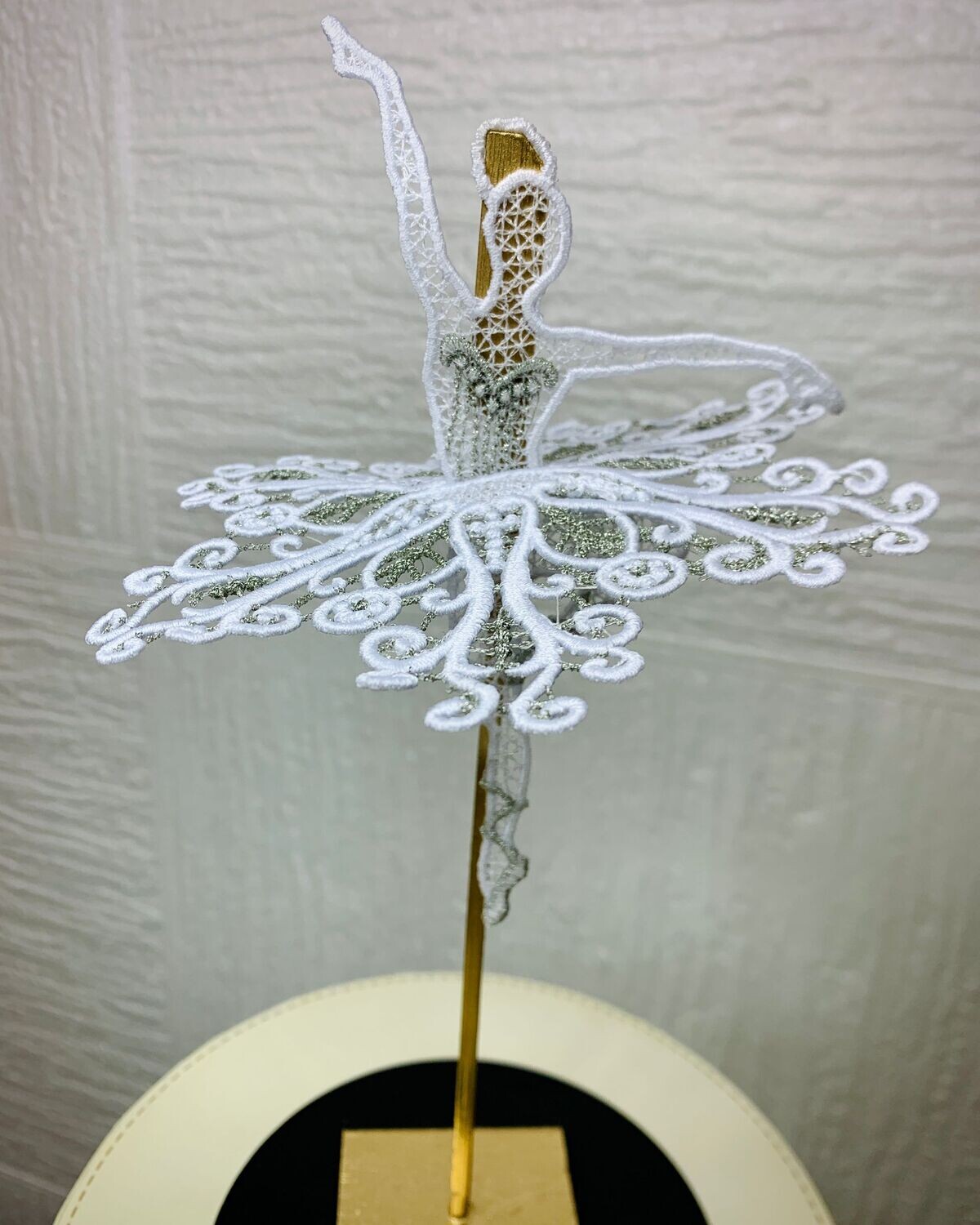 Ballerina ricamata