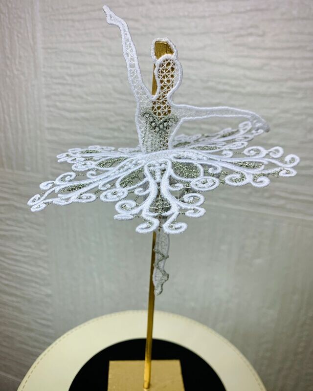 Ballerina ricamata