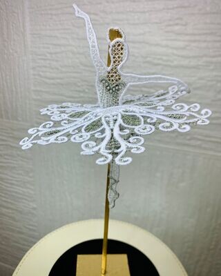 Ballerina ricamata