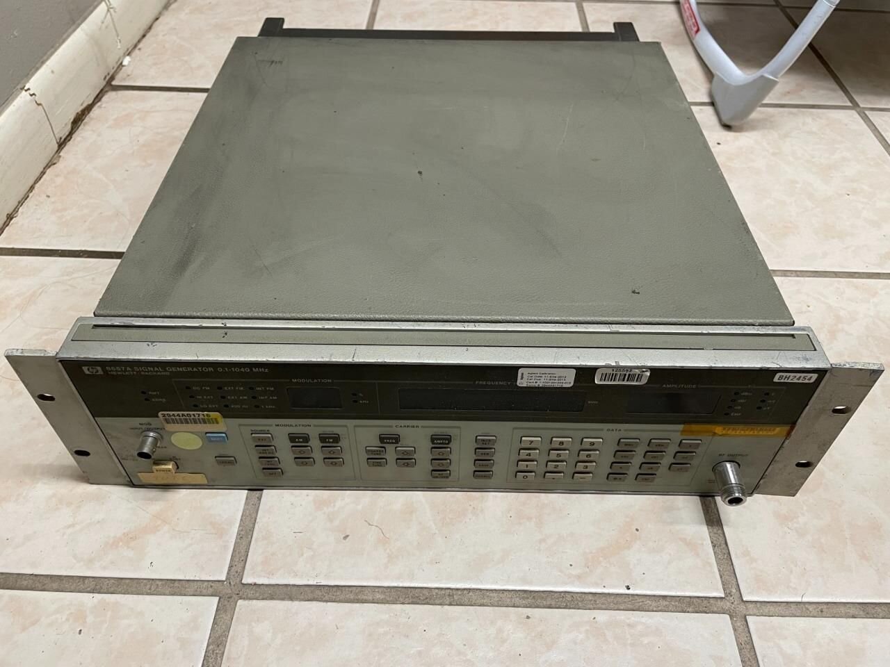 HP HEWLETT PACKARD 8657A SIGNAL GENERATOR 0.1-1040 MHz