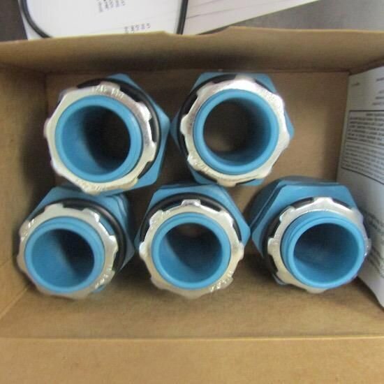 QTY 5 THOMAS & BETTS 6305 1-1/4" STRAIGHT LIQUIDTIGHT CONDUIT CONNECTORS