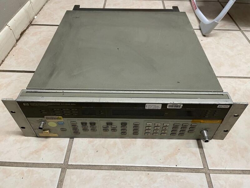 HP HEWLETT PACKARD 8657A SIGNAL GENERATOR 0.1-1040 MHz