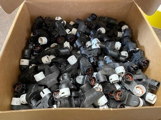 BOX OF 100 ITT CANNON 130446-0000 D-SUB STANDARD CONNECTOR