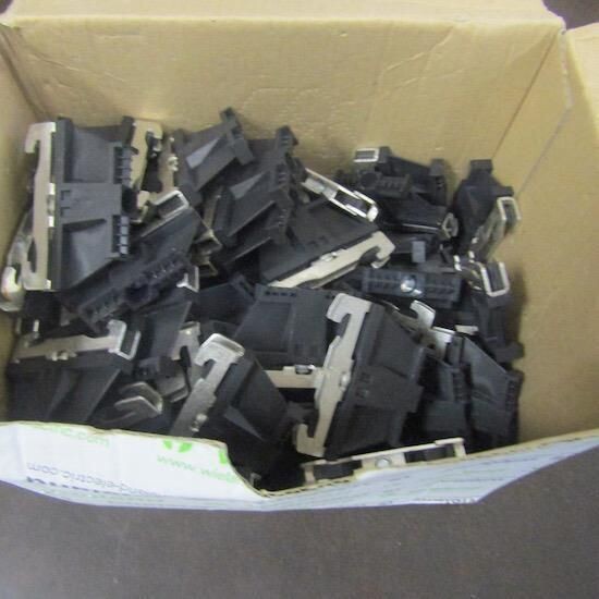 BOX OF 100 WIELAND Z5.522.8553.0 /Z552285530 BLACK, TERMINAL END BRACKET