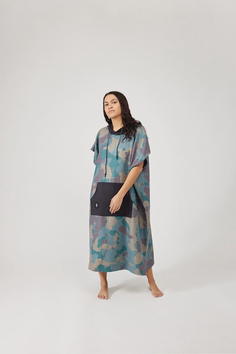 Nomadix Changing Poncho: Camo Green M/L