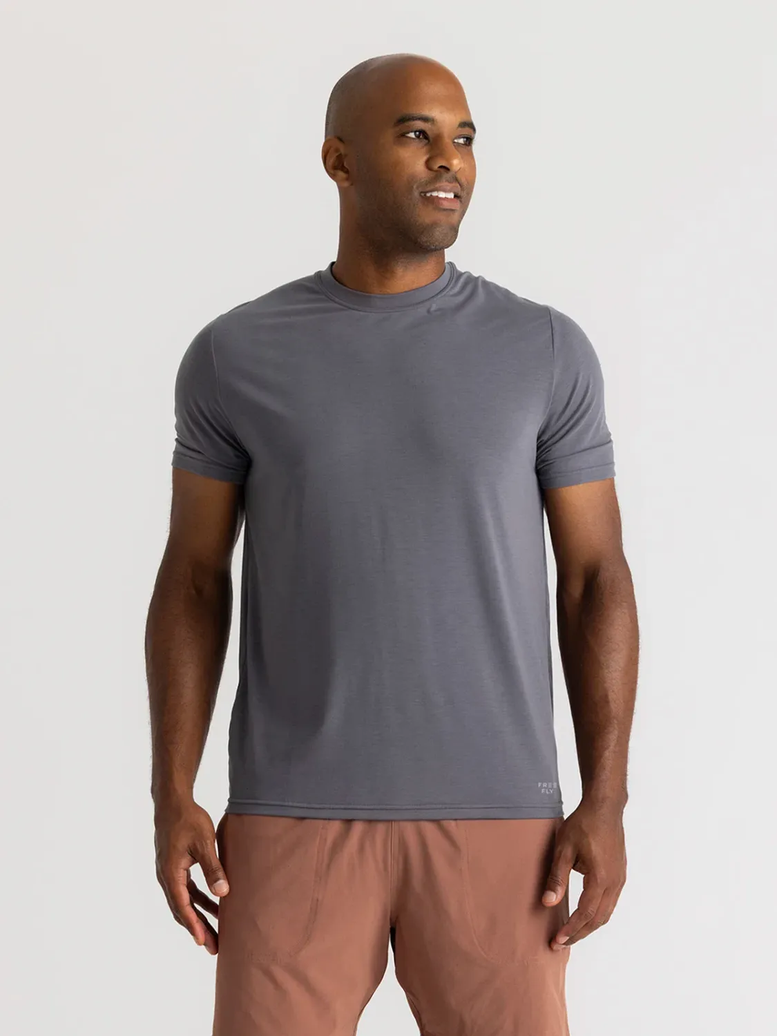 FREE FLY MEN’S ELEVATE LIGHTWEIGHT TEE, Color: SMOKE, Size: S