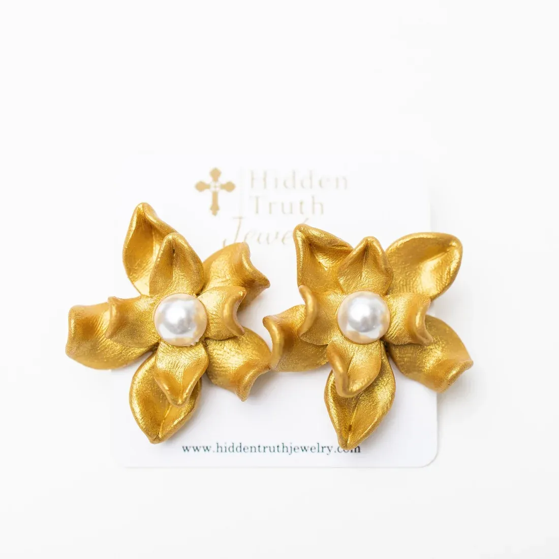 HIDDEN TRUTH JEWELRY MAGNOLIA PEARL STUDS