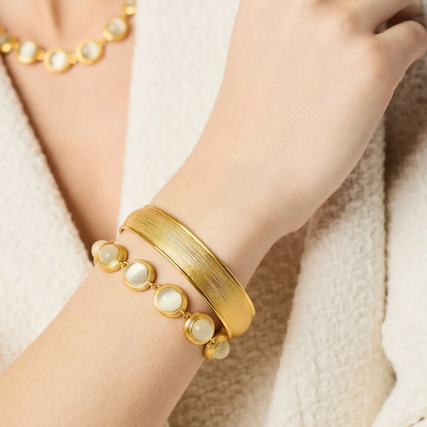JULIE VOS COBBLESTONE HINGE BANGLE-GOLD