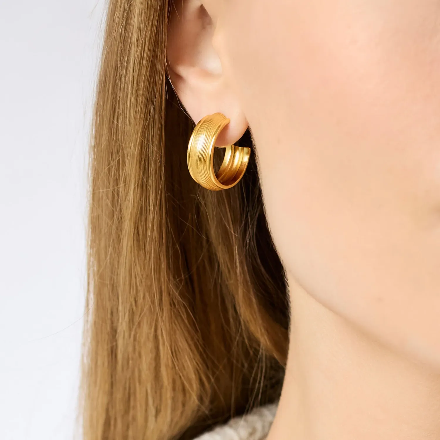 JULIE VOS COBBLESTONE HOOP-GOLD