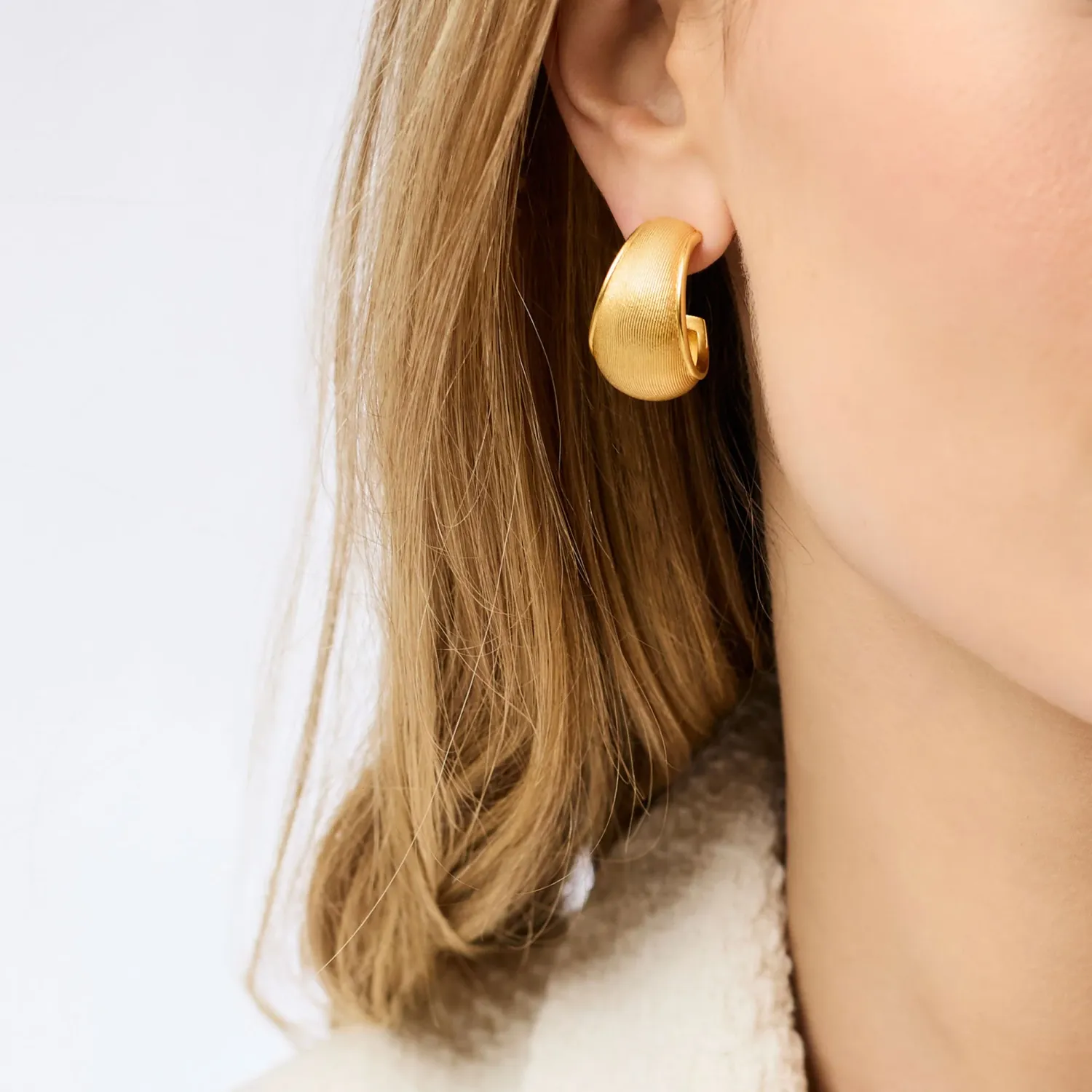 JULIE VOS COBBLESTONE STATEMENT HOOP-GOLD
