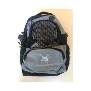 Grå rygsæk i god kvalitet med logo