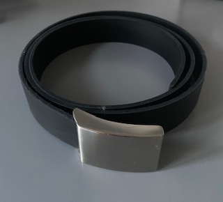 Sort bælte med spænde uden logo