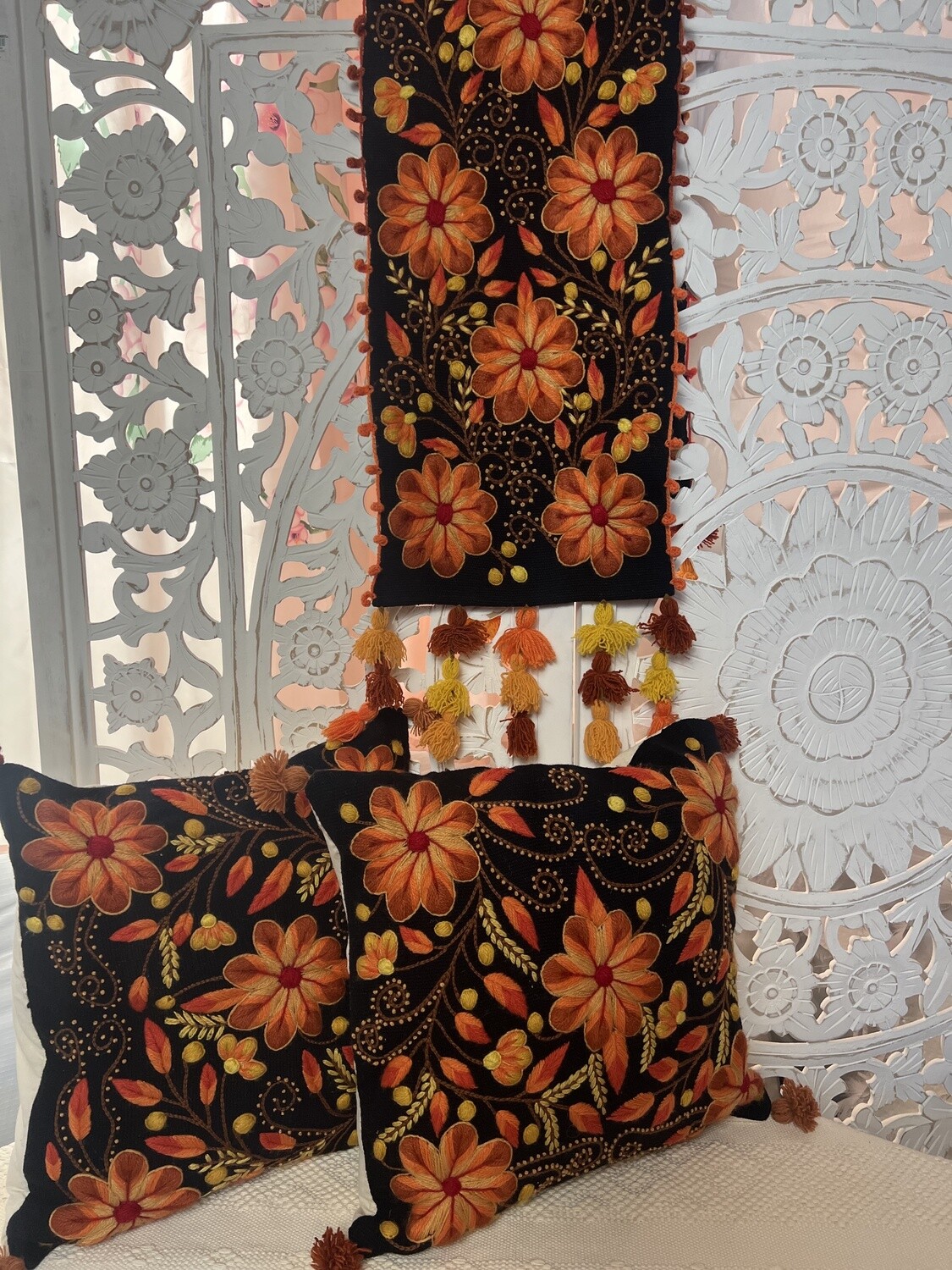 Camino de mesa de lana Peruano negro con naranja