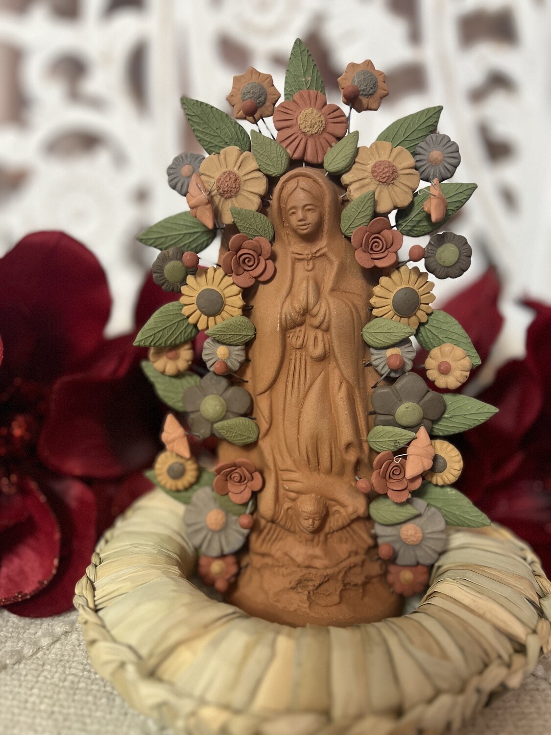 Virgen de Guadalupe de Barro con flores de colores