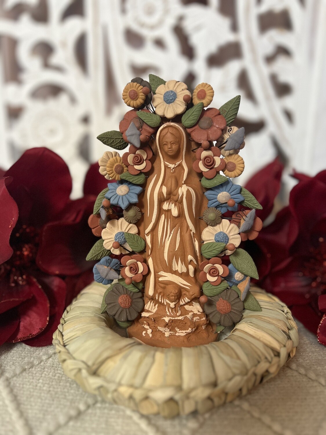 Virgen de Guadalupe de Barro con flores de colores