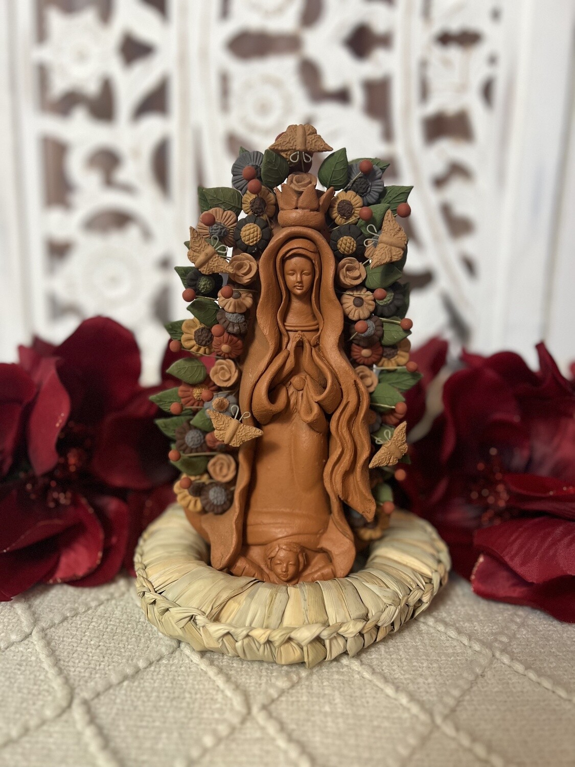 Virgen de Guadalupe de Barro con flores de colores