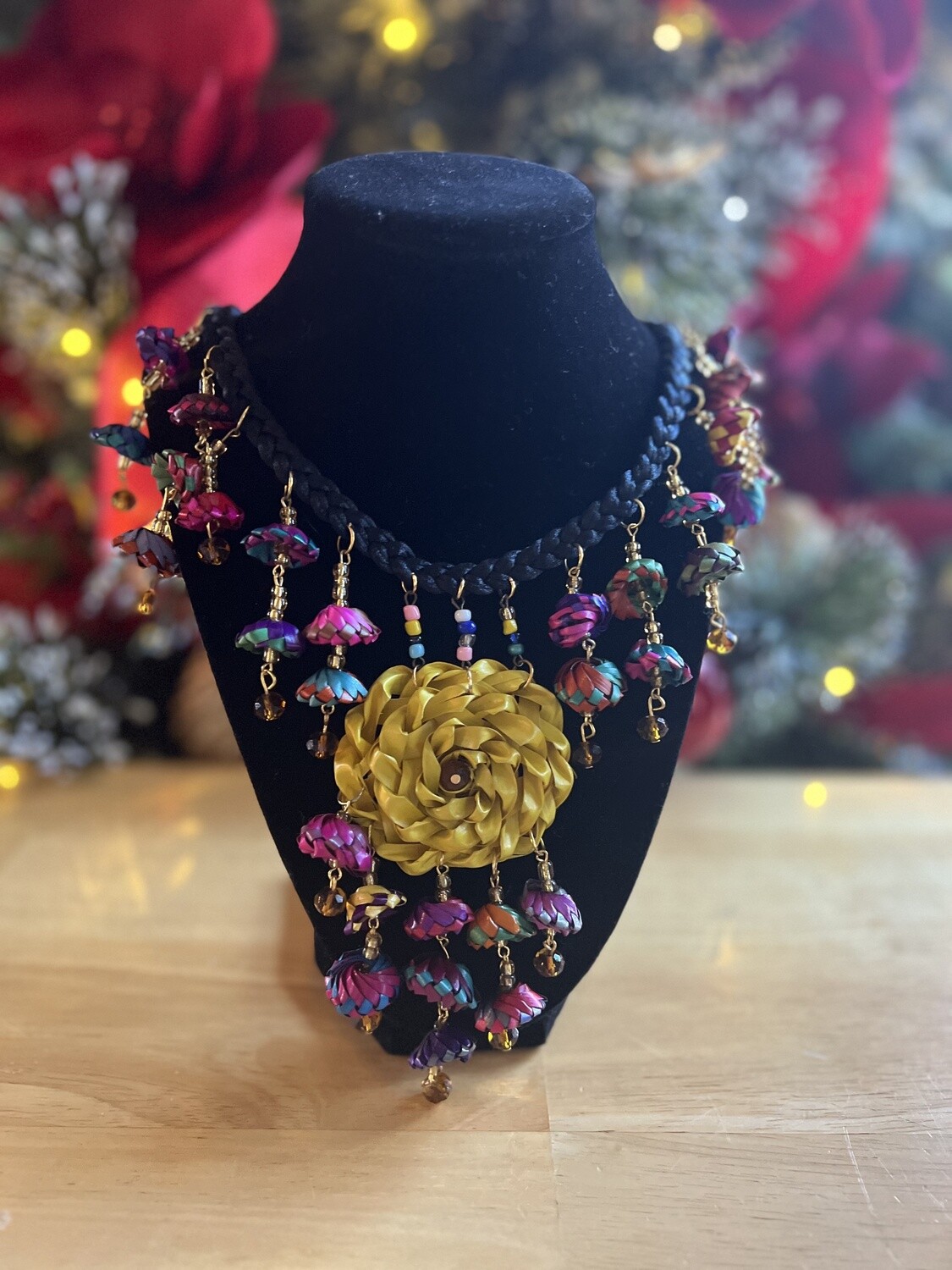 Collar palma flor amarilla