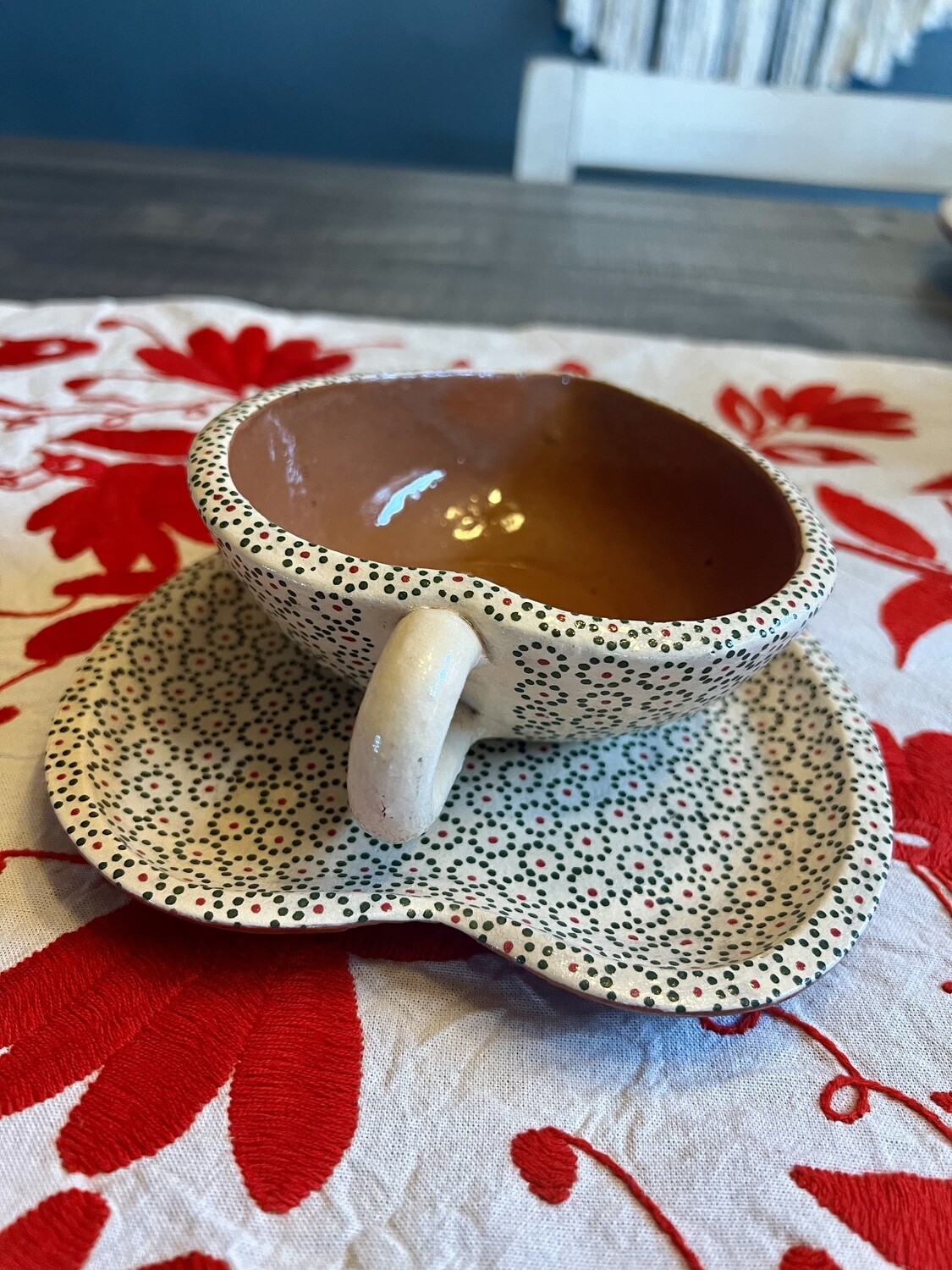 Taza corazón y platito corazón beige con verde y rojo