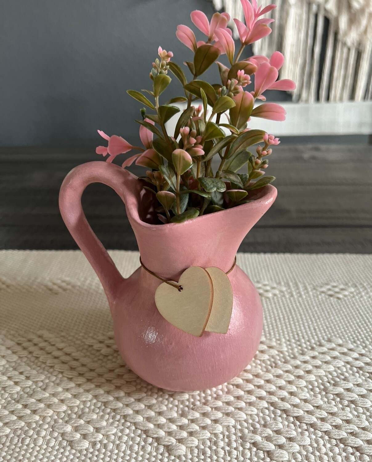 Jarrita rosa con corazones  (florero)