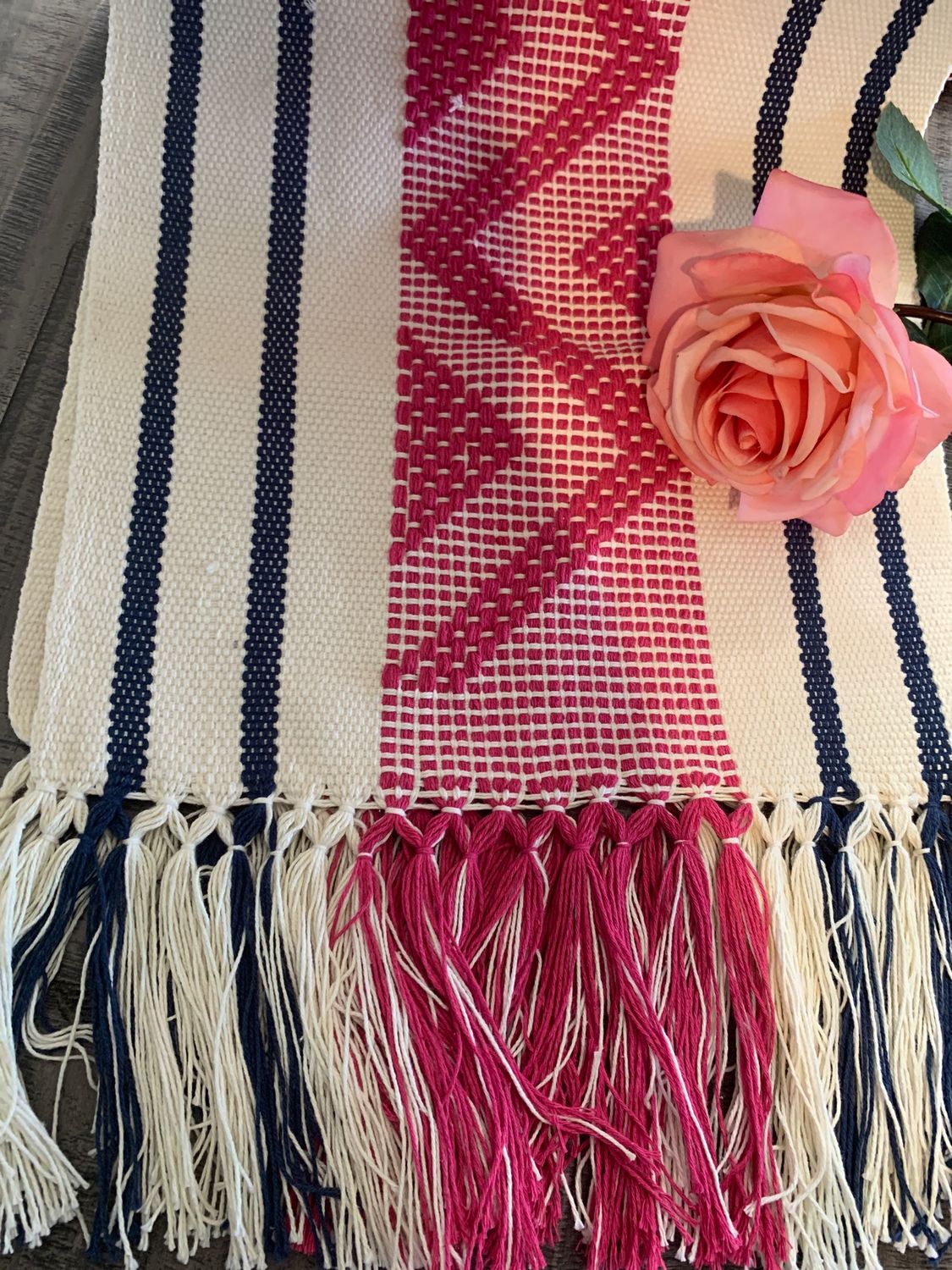Camino de Mesa   color rosa con Beige  y azul marino 