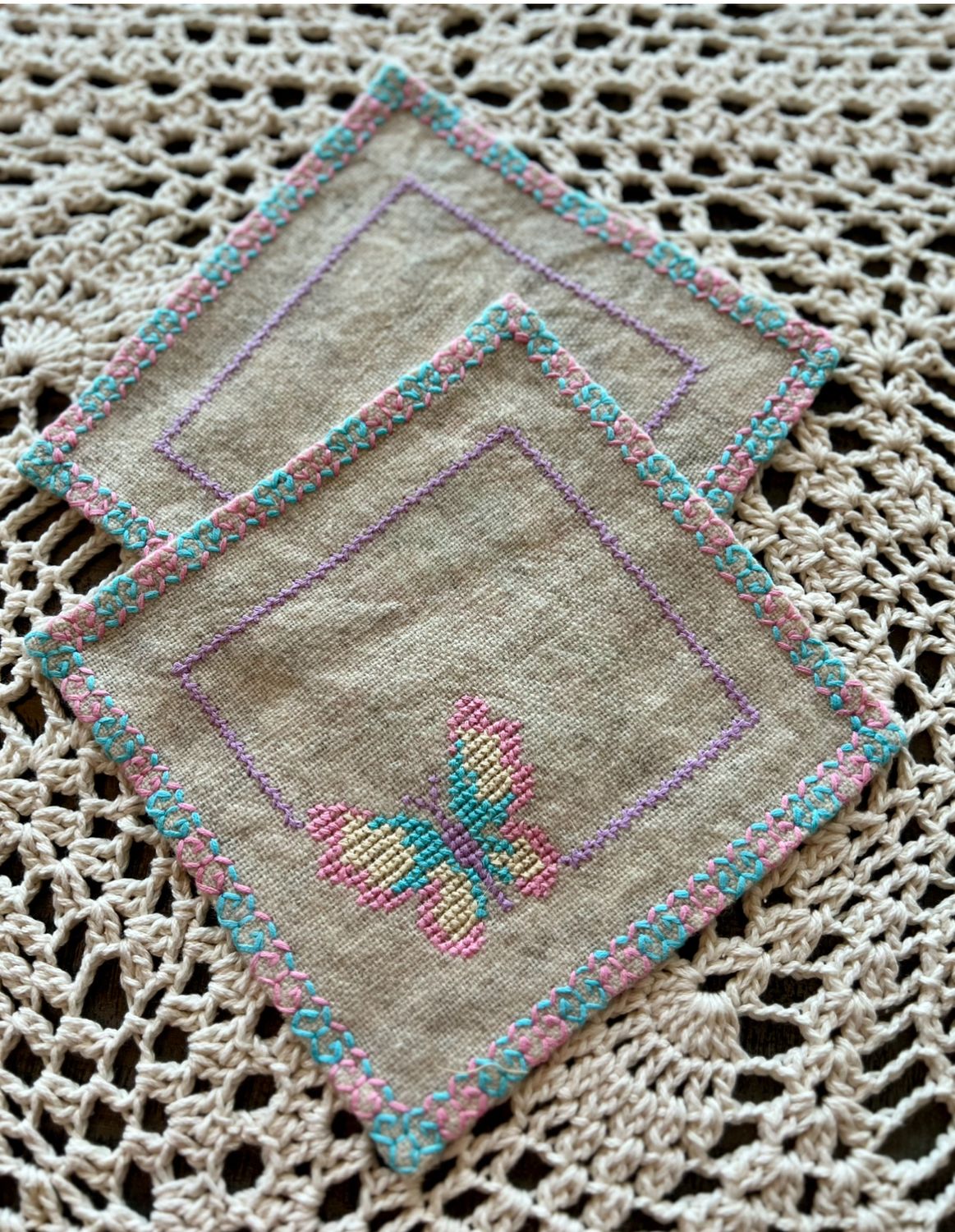 Porta vasos mazahua en lana Set 2 pastel mariposa