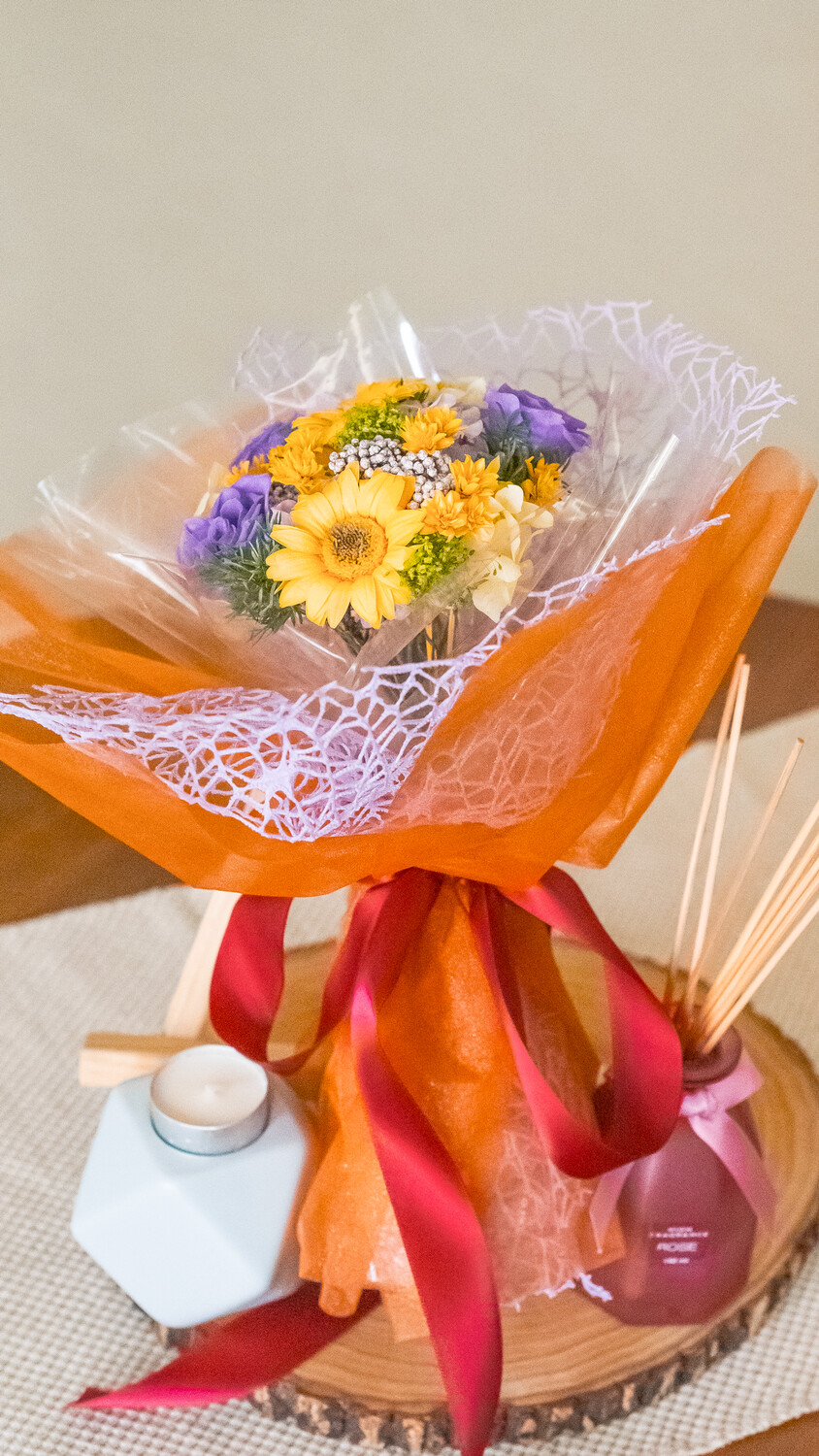 NEW JOURNEY - 1 GRADUATION MARVEL CHARACTER &amp; 1 BOUQUET OF GERBERA &amp; ROSE, Color of Gerbera: Golden Yellow
