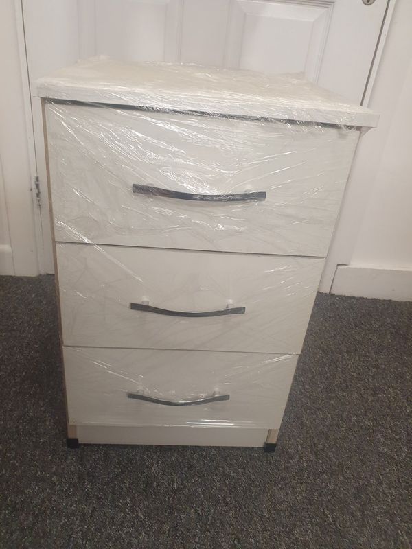Bedside Cabinet 3 Draw white/beech/black
