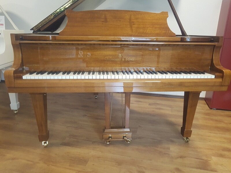Flügel Steinway & Sons, Modell M-170, nussbaum poliert Flügel Steinway & Sons, Modell M-170, nussbaum poliert
