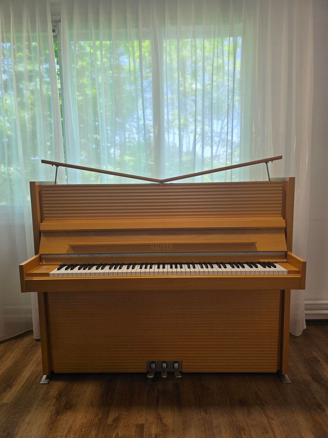 Klavier Sauter Onda 122 - Designed by Peter Maly Klavier Sauter Onda 122 - Designed by Peter Maly