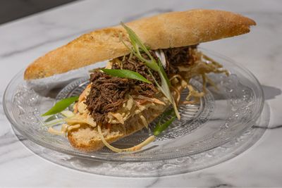 Broodje Jamaican Pulled Beef