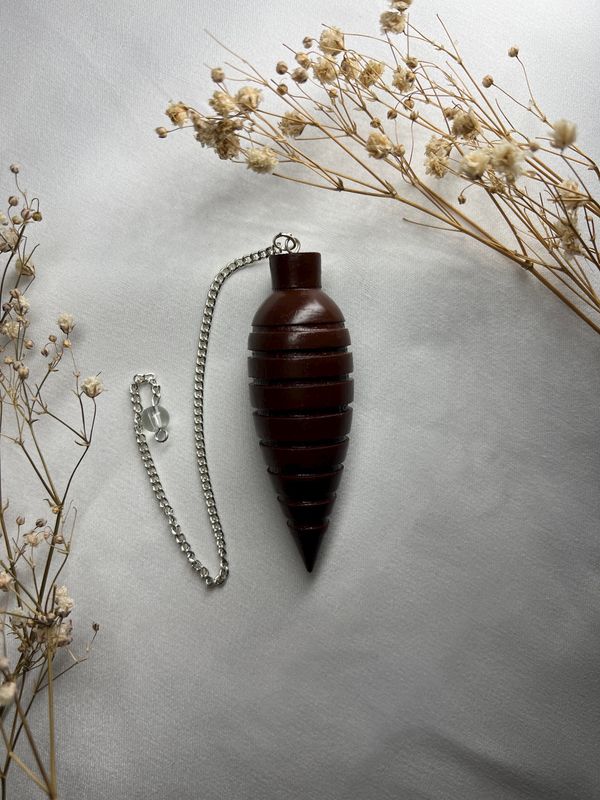 Pendule en bois rouge