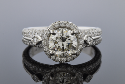 Simon G. Engagement Ring with Diamond Details