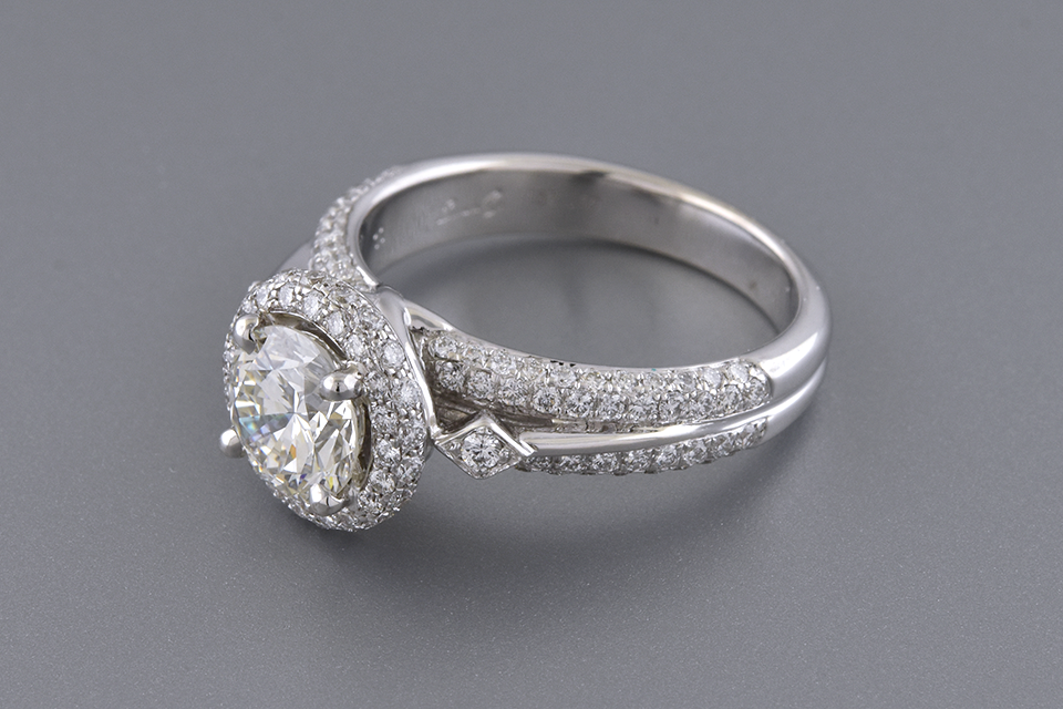 Simon G. Engagement Ring with Diamond Details