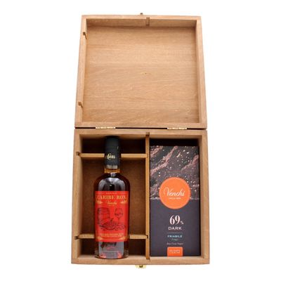 Venchi Confezione Chocolate e Rhum I Barricati con Carribe Ron + 2 Tavolette Cioccolato + Box Legno