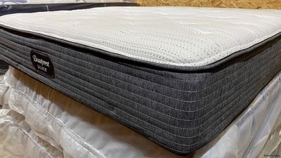 Beautyrest Silver BRS900 Queen Mattress Medium Firm 12”