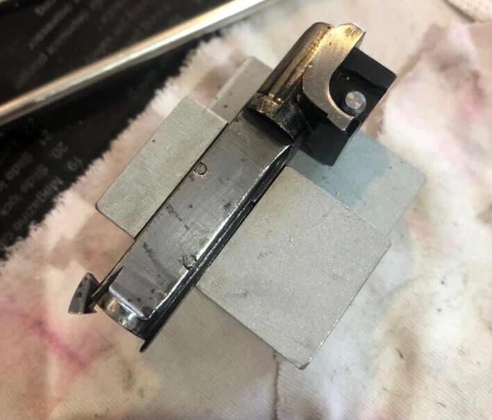 Bolt Block 73/66 to remove extractor