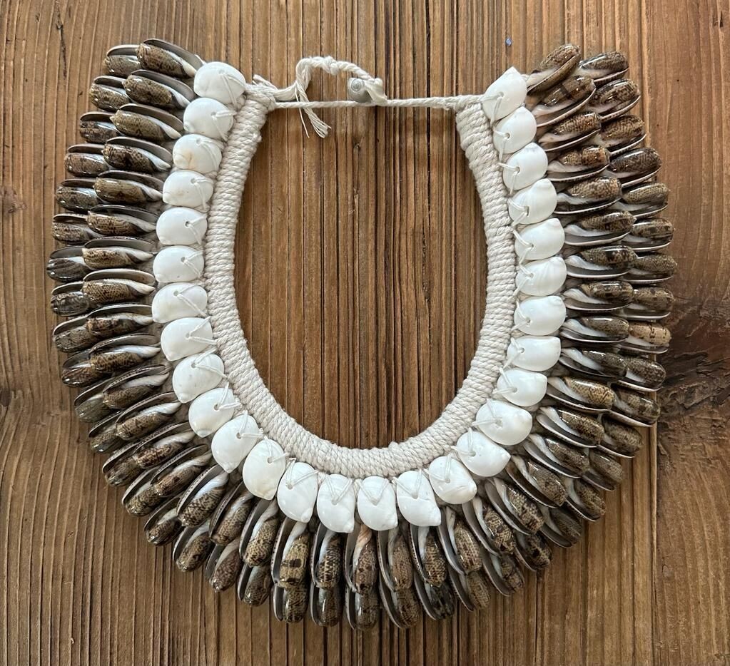 Bali Mixed Round Shell Horseshoe Necklace M