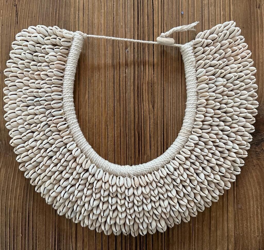 Bali Cream Horseshoe Shell Necklace M
