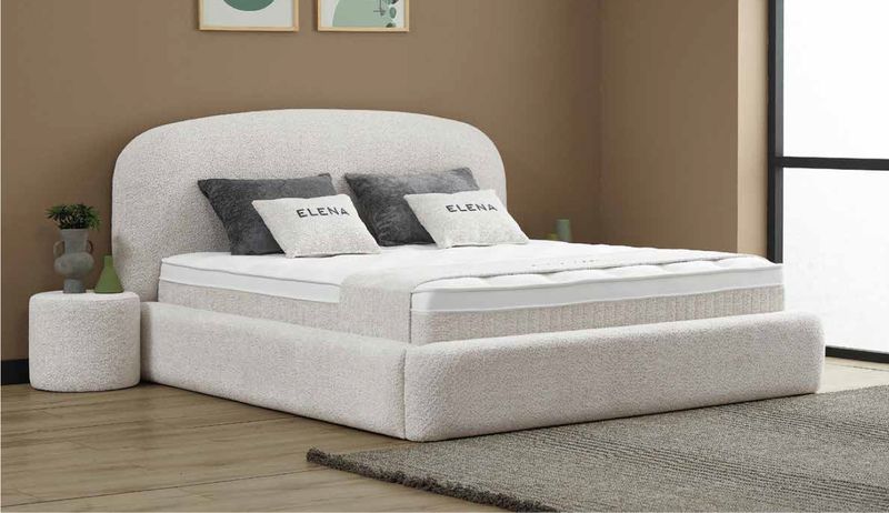 Elena met matras en opbergruimte