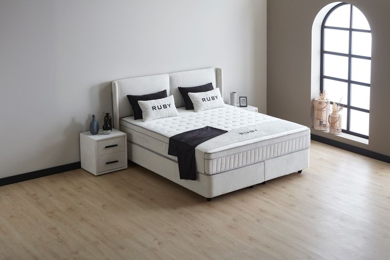 Ruby met matras en opbergruimte