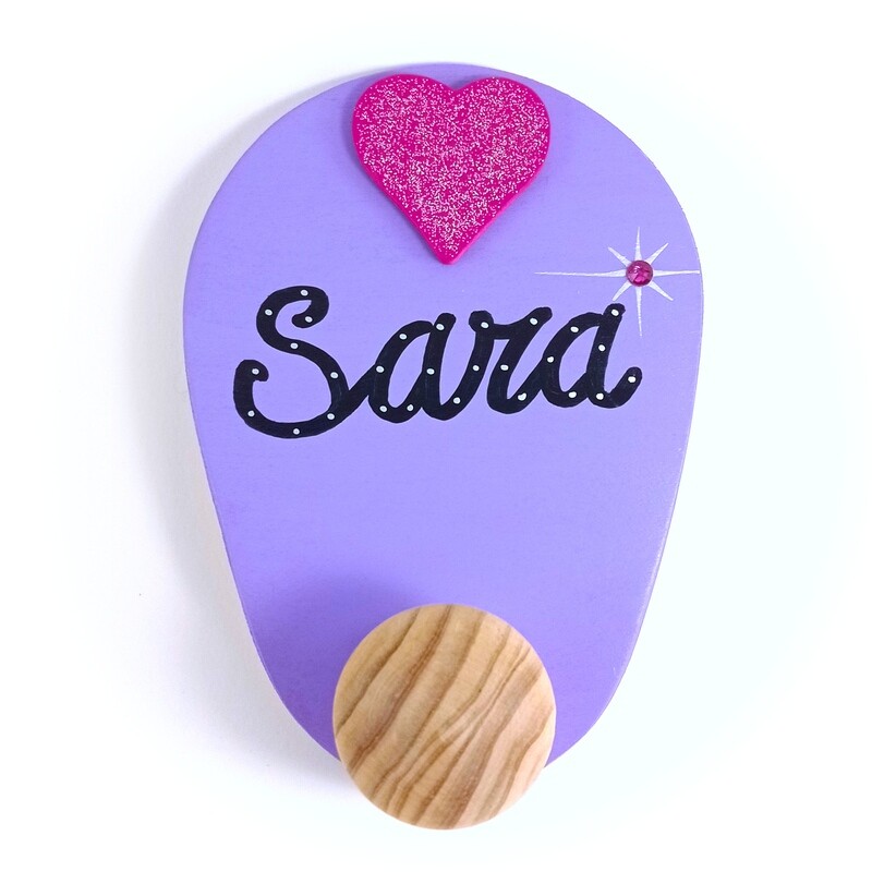 Perchero de madera personalizado – Corazón lila