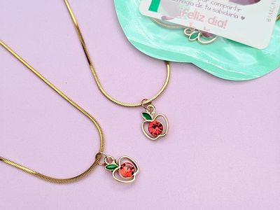 Collar y dije manzana