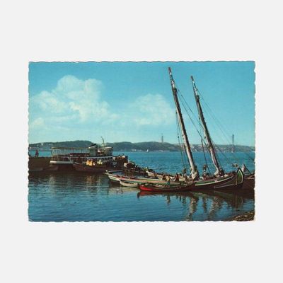Postal Embarcações Típicas no Tejo