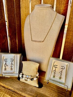 Holiday Gift Sets: Sparkle, Elegance, and Thoughtful Gifting