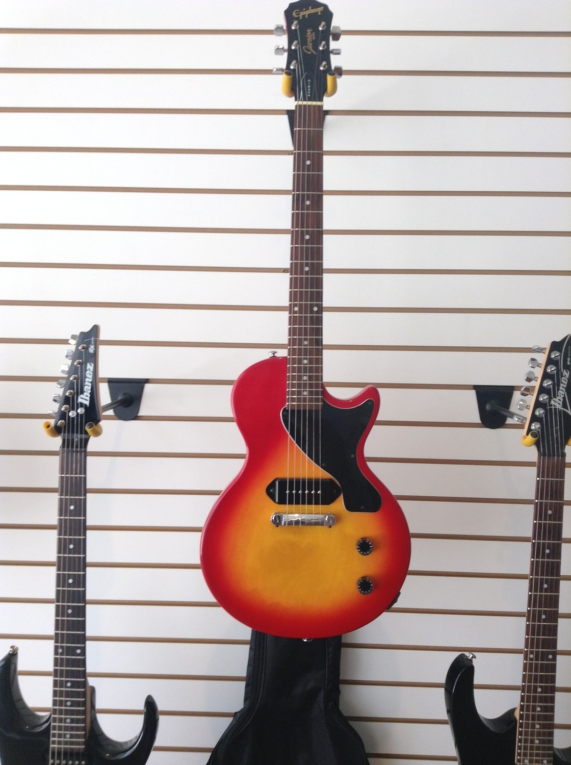 Epiphone Gibson Junior. Gig bag included